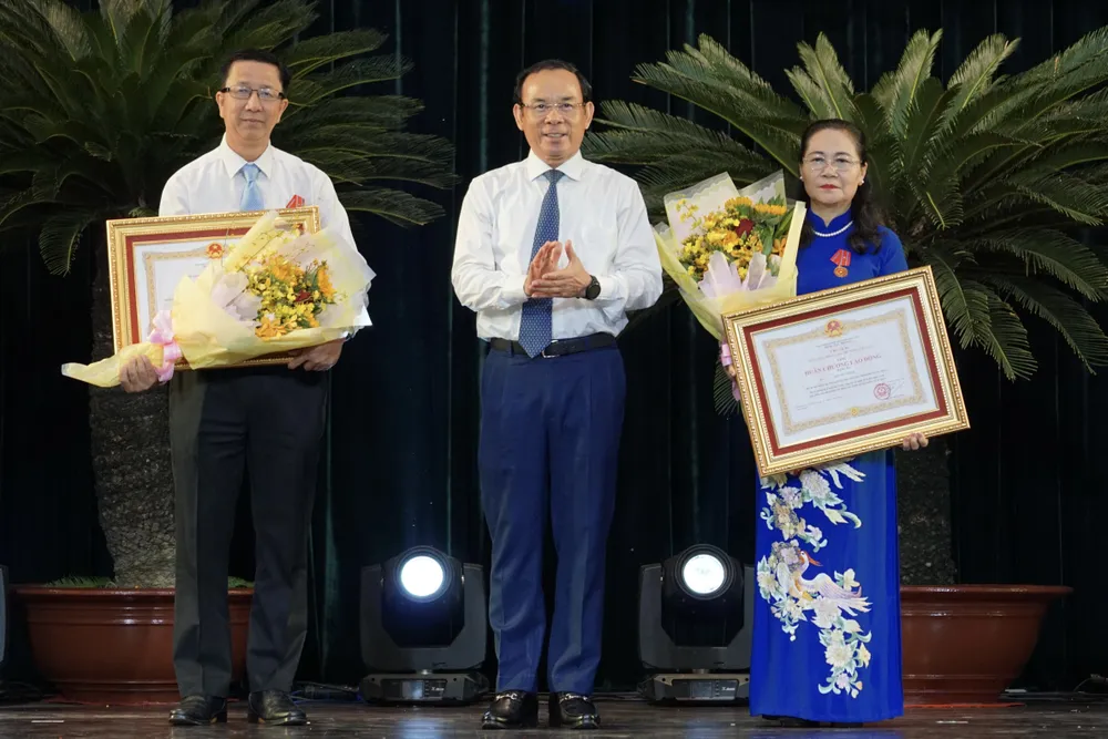 Bí thư Thành ủy TPHCM Nguyễn Văn Nên trao Huân chương Lao động hạng Ba cho Chủ tịch HĐND TPHCM Nguyễn Thị Lệ và Phó Trưởng Ban Tuyên giáo Thành ủy TPHCM Phạm Đức Hải. Ảnh: HOÀNG HÙNG
