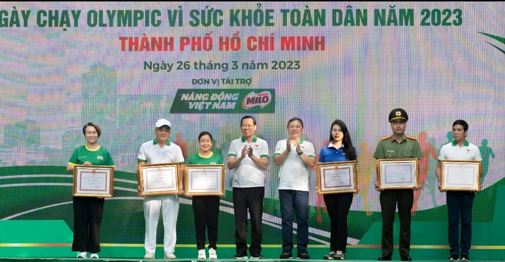 Đồng chí Phan Văn Mãi và đồng chí Dương Anh Đức tặng bằng khen UBND TPHCM cho các đơn vị xuất sắc đóng góp cho công tác tổ chức Ngày chạy Olympic vì sức khoẻ toàn dân năm 2023. Ảnh: QUỐC THANH