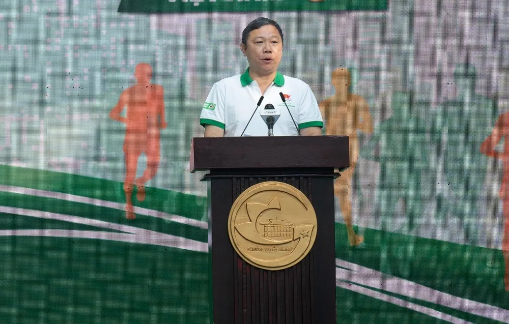 Phó Chủ tịch UBND TPHCM Dương Anh Đức đọc lời kêu gọi toàn dân tập thể dục của Chủ tịch Hồ Chí Minh cách đây 77 năm. Ảnh: QUỐC THANH