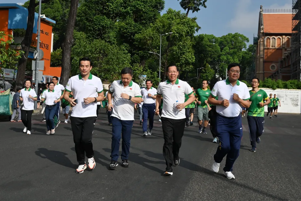 Chủ tịch UBND TPHCM Phan Văn Mãi tham gia chạy tại chương trình. Ảnh: QUỐC THANH