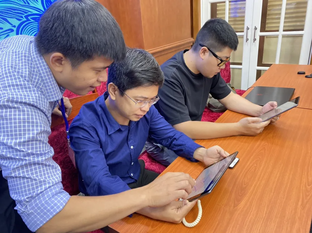 Người dân trải nghiệm tính năng trên ứng dụng WEBGIS Người dân trải nghiệm tính năng trên ứng dụng WEBGIS