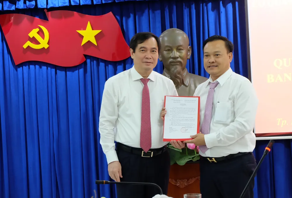 Phó Trưởng ban Tuyên giáo Trung ương Phan Xuân Thủy trao quyết định bổ nhiệm cho đồng chí Nguyễn Công Dẫn