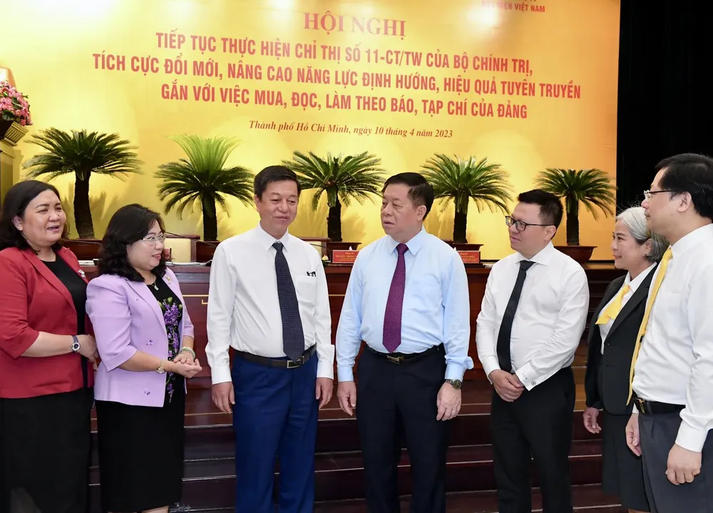 Trưởng Ban Tuyên giáo Trung ương Nguyễn Trọng Nghĩa trao đổi cùng các đại biểu tham dự hội nghị. Ảnh: VIỆT DŨNG