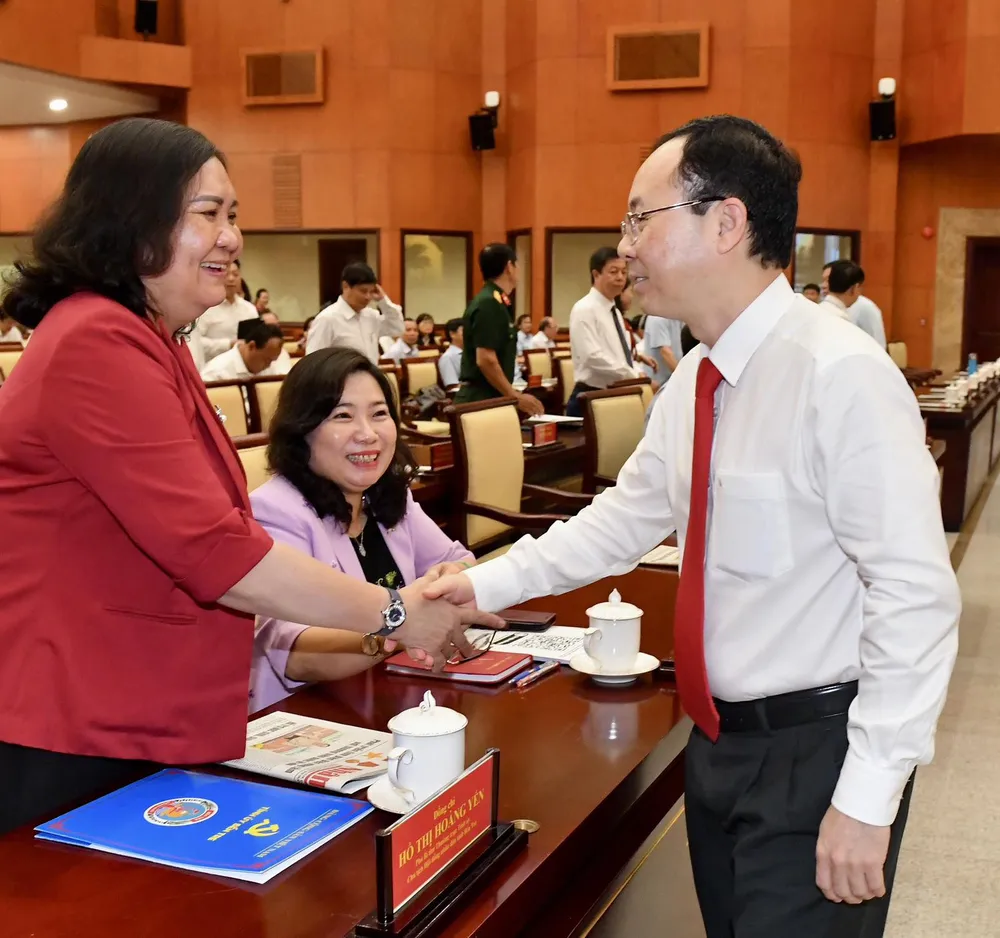 Phó Bí thư Thành ủy TPHCM Nguyễn Văn Hiếu trao đổi cùng các đại biểu tại hội nghị. Ảnh: VIỆT DŨNG Phó Bí thư Thành ủy TPHCM Nguyễn Văn Hiếu trao đổi cùng các đại biểu tại hội nghị. Ảnh: VIỆT DŨNG