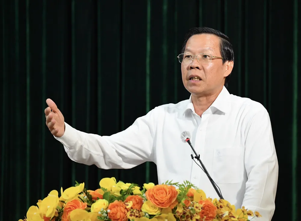 Đồng chí Phan Văn Mãi gợi mở nhiều nội dung tại hội nghị lần thứ 15 (mở rộng) Ban Chấp hành Đảng bộ quận 1. Ảnh: VIỆT DŨNG