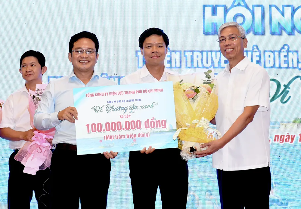 Phó Chủ tịch UBND TPHCM Võ Văn Hoan tặng hoa cảm ơn đơn vị đã đóng góp chương trình "Trường Sa xanh". Ảnh: VIỆT DŨNG Phó Chủ tịch UBND TPHCM Võ Văn Hoan tặng hoa cảm ơn đơn vị đã đóng góp chương trình "Trường Sa xanh". Ảnh: VIỆT DŨNG