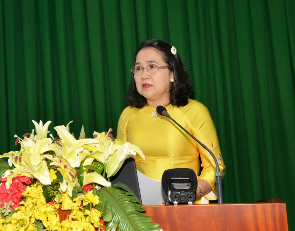 TS Bùi Thị Ngọc Trang, Phó Giám đốc Học viện Cán bộ TPHCM tham luận tại hội thảo