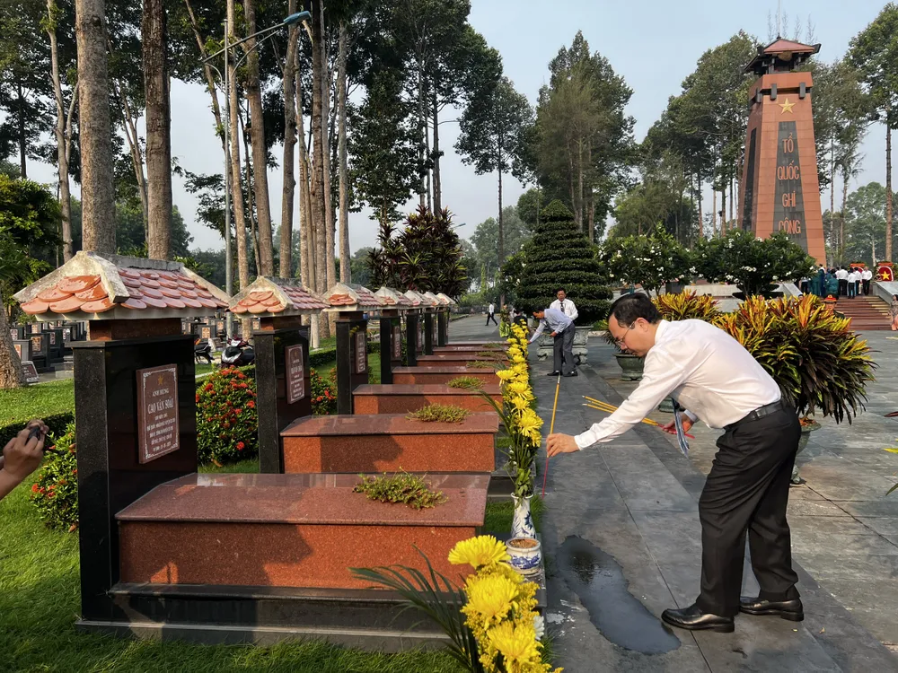 Đồng chí Nguyễn Văn Hiếu thắp hương tại mộ phần các anh hùng liệt sĩ