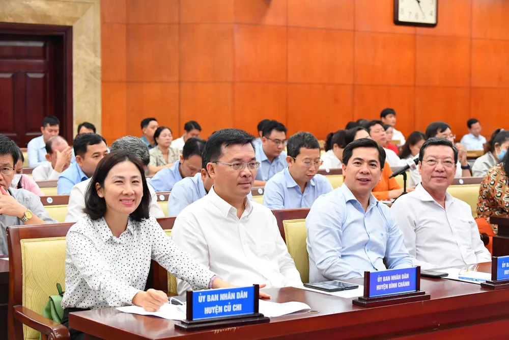 Lãnh đạo UBND các quận, huyện, phường, xã, thị trấn tham dự hội nghị. Ảnh: VIỆT DŨNG