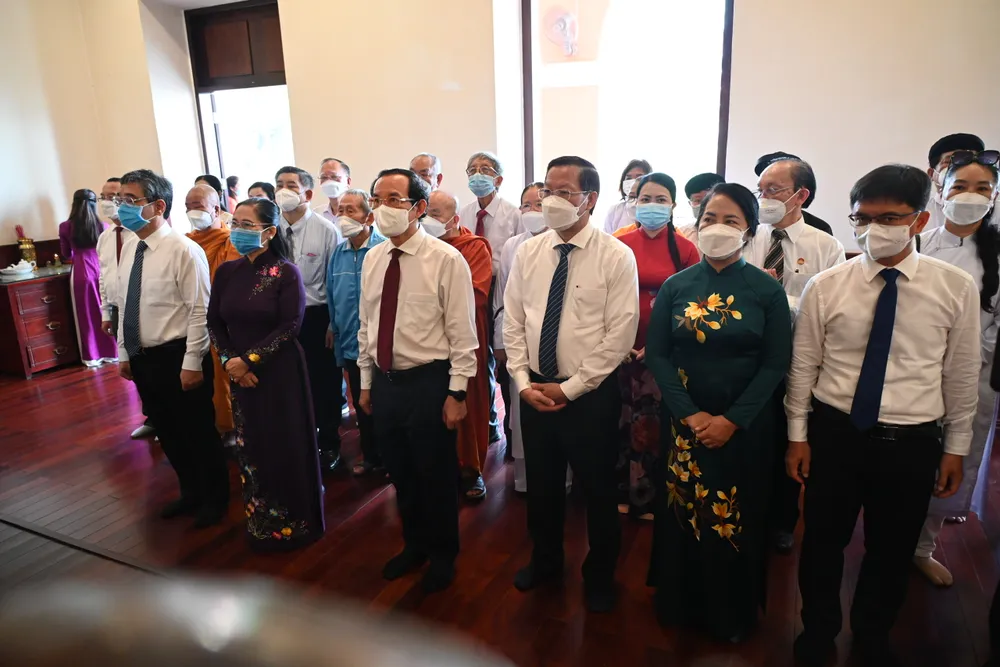 Đoàn đại biểu TPHCM do đồng chí Nguyễn Văn Nên, làm trưởng đoàn đến dâng hương Chủ tịch Hồ Chí Minh tại Bảo tàng Hồ Chí Minh - Chi nhánh TPHCM (quận 4, TPHCM)