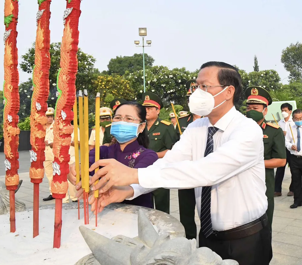Chủ tịch UBND TPHCM Phan Văn Mãi dâng hương tại Nghĩa trang Liệt sĩ TPHCM. Ảnh: VIỆT DŨNG