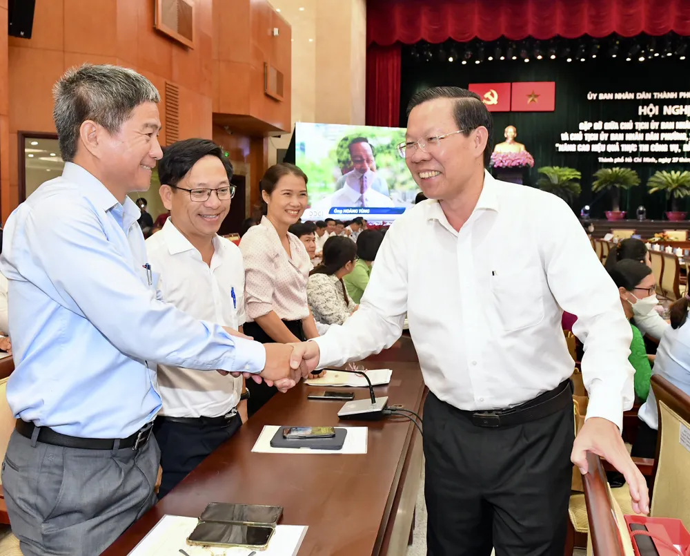 Chủ tịch UBND TPHCM Phan Văn Mãi trao đổi với chủ tịch UBND các phường, xã, thị trấn tại hội nghị. Ảnh: VIỆT DŨNG