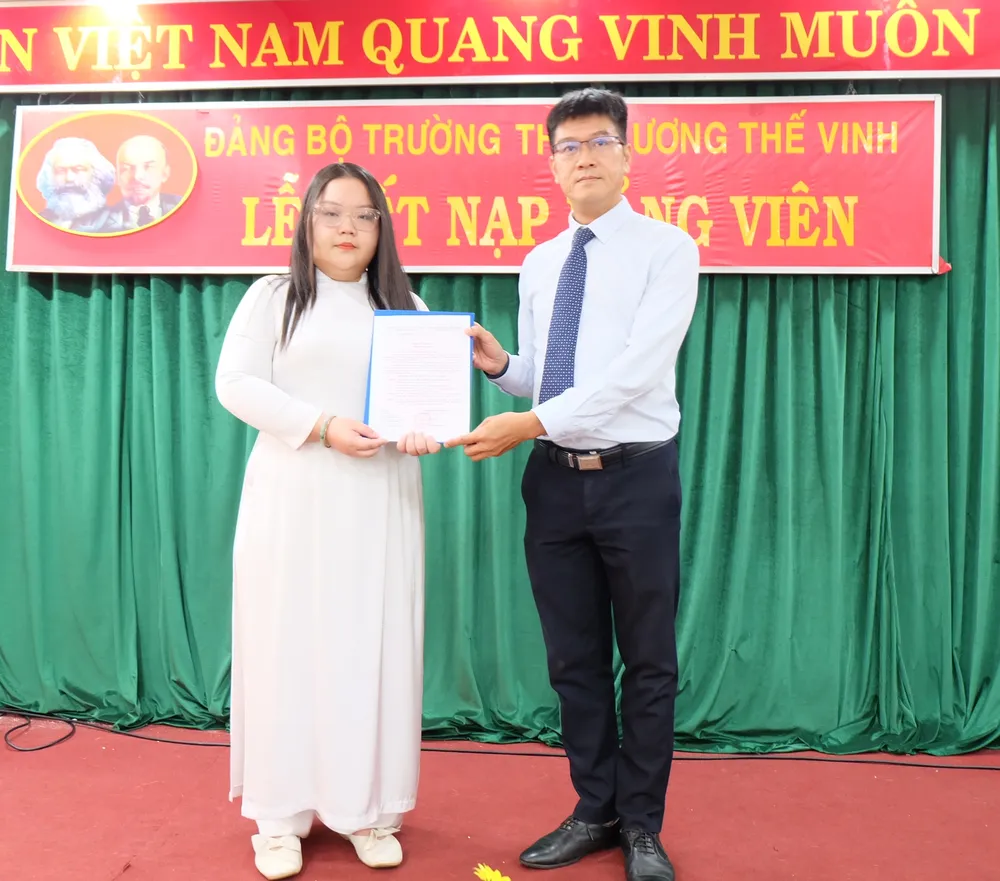 Đồng chí Nguyễn Đinh Thuỵ Ngân Giang nhận quyết định kết nạp Đảng Đồng chí Nguyễn Đinh Thuỵ Ngân Giang nhận quyết định kết nạp Đảng