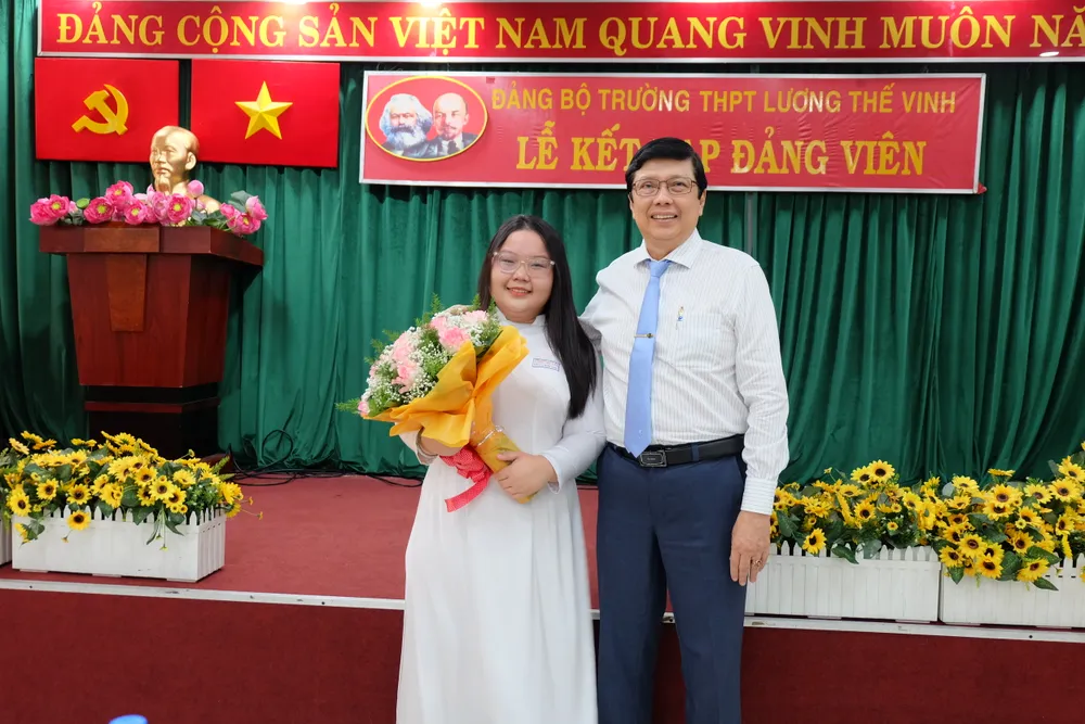 Bí thư Đảng ủy Trường THPT Lương Thế Vinh Hà Hữu Thạch tặng hoa chúc mừng đảng viên mới Nguyễn Đinh Thuỵ Ngân Giang Bí thư Đảng ủy Trường THPT Lương Thế Vinh Hà Hữu Thạch tặng hoa chúc mừng đảng viên mới Nguyễn Đinh Thuỵ Ngân Giang