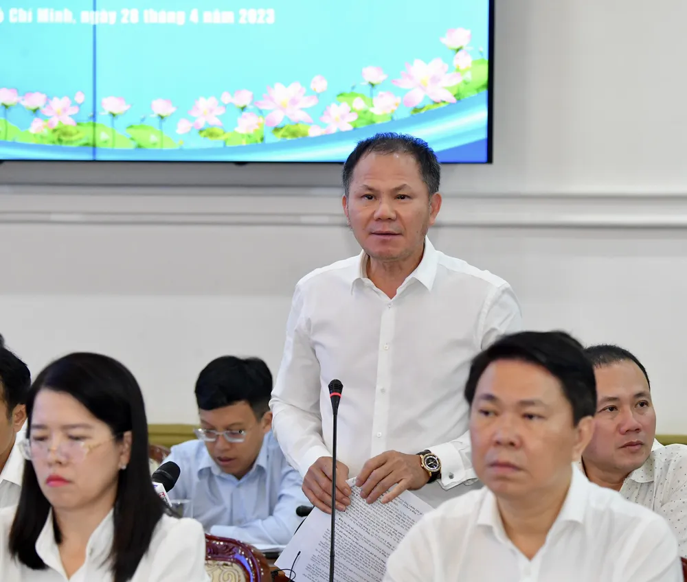 Cục trưởng Cục Hải quan TPHCM Đinh Ngọc Thắng nêu ý kiến tại phiên họp. Ảnh: VIỆT DŨNG