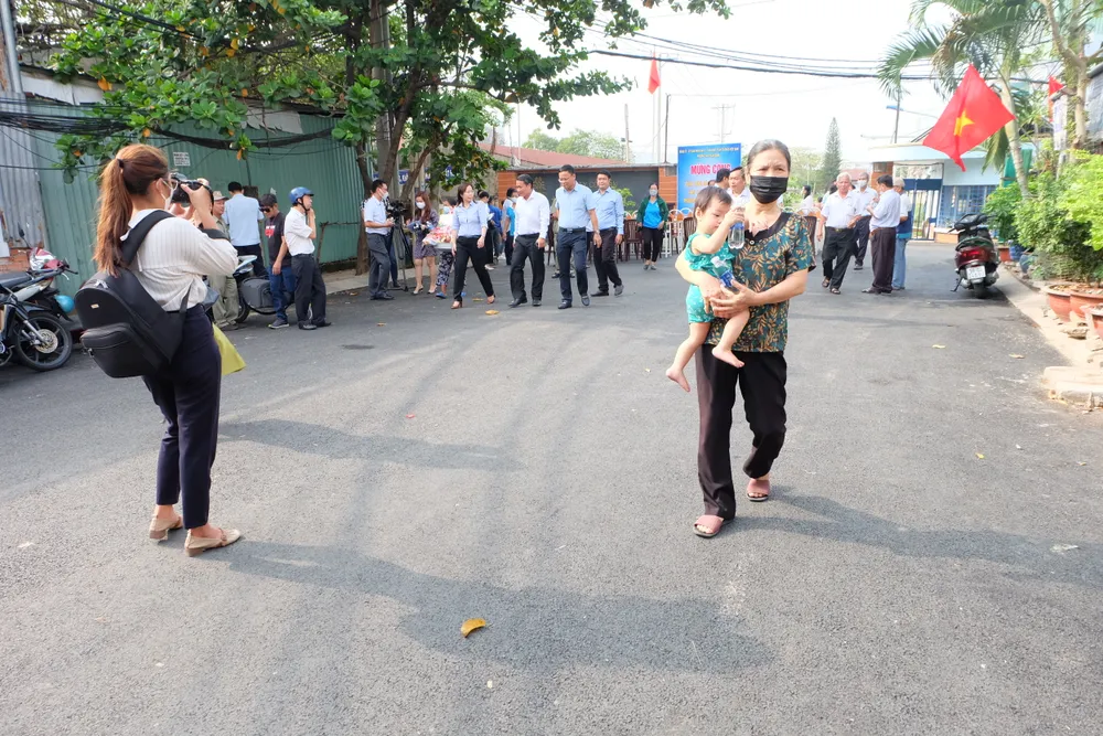 Người dân phấn khởi khi hẻm 136 Bùi Văn Ba, phường Tân Thuận Đông được nâng cấp rộng rãi, khang trang