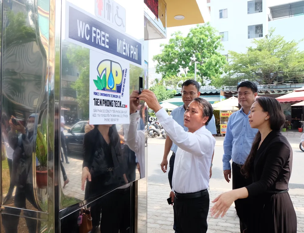 Lãnh đạo quận 7 khảo sát công trình nhà vệ sinh công cộng miễn phí phục vụ người dân và du khách tại Công viên khu dân cư Nam Long (phường Phú Thuận)