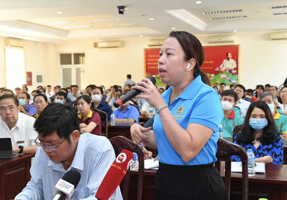 Bà Vũ Thế Vân, Chủ tịch Công đoàn các KCX-CN TPHCM, trình bày nhiều ý kiến gửi gắm của NLĐ. Ảnh: VIỆT DŨNG