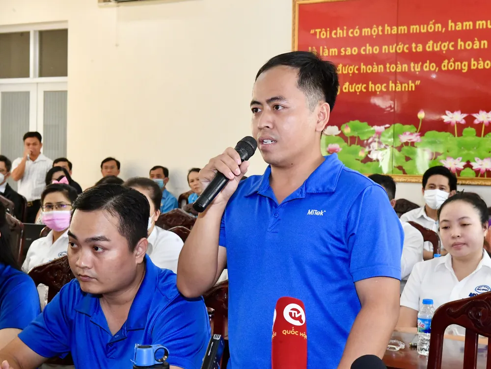 Cử tri Nguyễn Tấn Thuận, công nhân Công ty TNHH MiTek Việt Nam, trình bày ý kiến. Ảnh: VIỆT DŨNG
