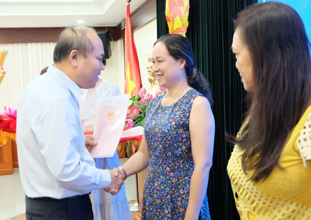 Phó Giám đốc Sở TN-MT TPHCM Trần Văn Bảy trao Giấy chứng nhận quyền sử dụng đất, quyền sở hữu nhà ở và tài sản khác gắn liền với đất cho hộ dân