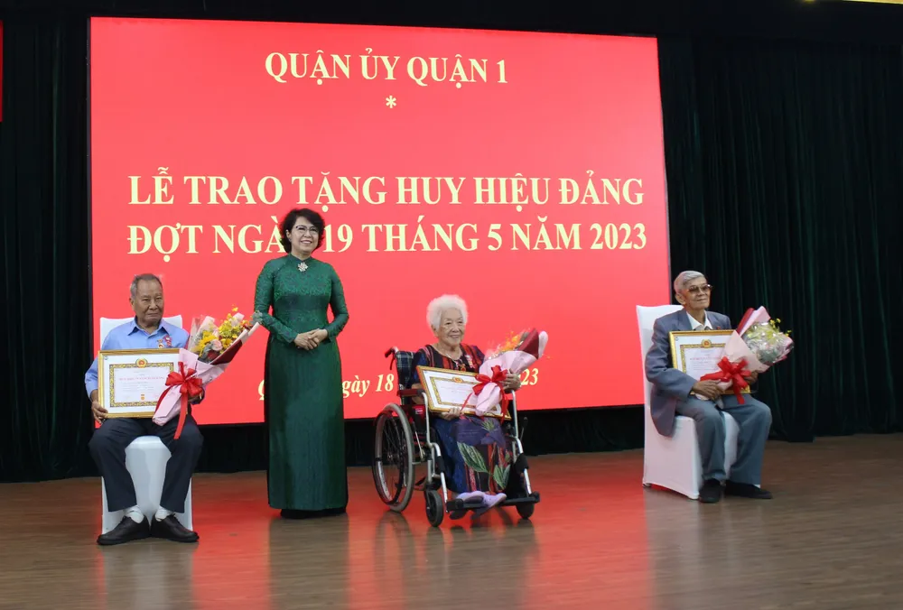 Bí thư Quận ủy quận 1 Tô Thị Bích Châu trao Huy hiệu đến đảng viên 75 năm tuổi đảng