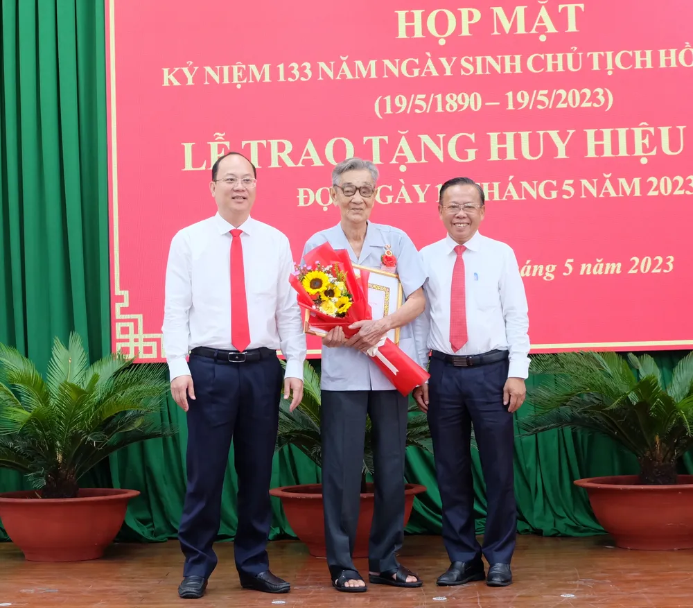 Phó Bí thư Thành ủy TPHCM Nguyễn Hồ Hải và Bí thư Thành ủy Thủ Đức Nguyễn Hữu Hiệp trao Huy hiệu 75 năm tuổi Đảng cho đồng chí Long Thanh Tòng (Đảng bộ phường Thảo Điền)