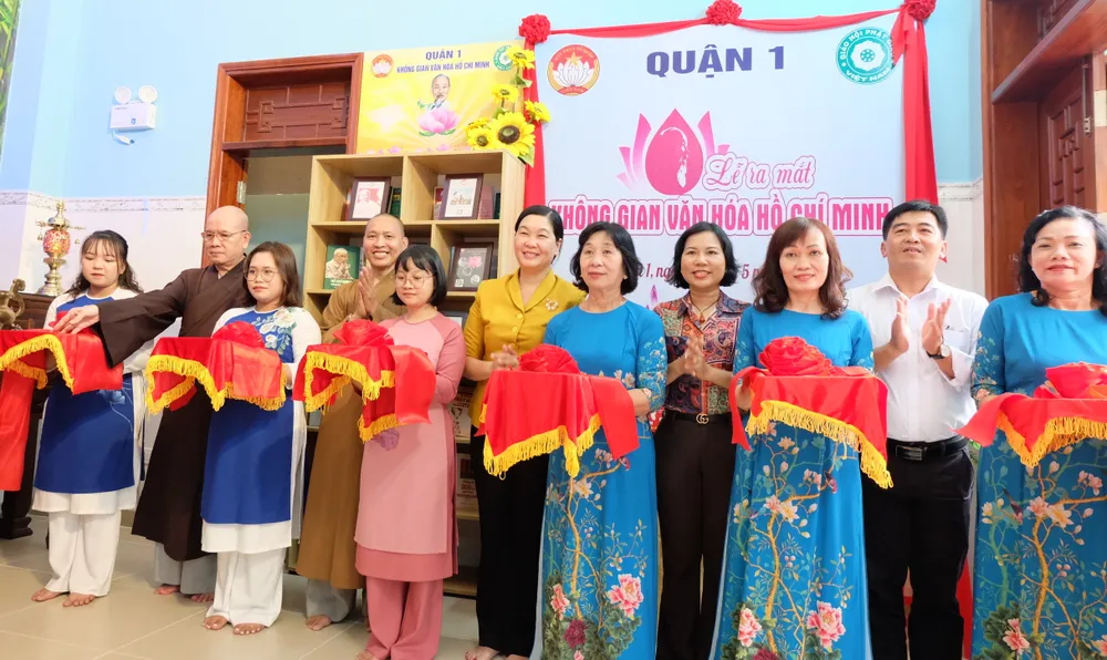 Lãnh đạo Quận uỷ quận 1 và đại diện Linh Phước tự cắt băng khánh thành Không gian văn hoá Hồ Chí Minh tại Linh Phước tự