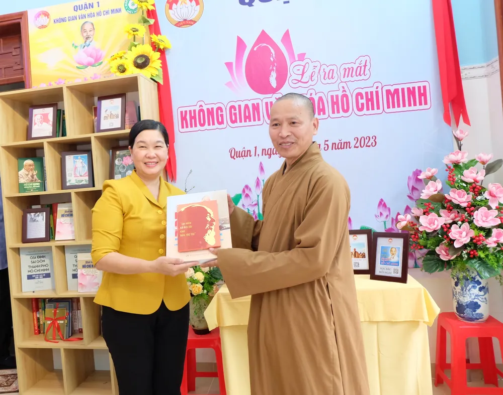 Phó Bí thư Thường trực Quận uỷ quận 1 Hoàng Thị Tố Nga tặng sách cho Không gian văn hoá Hồ Chí Minh tại Linh Phước tự