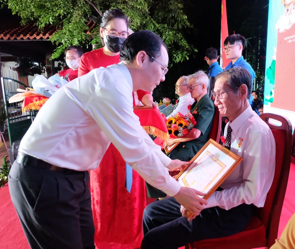 Phó Bí thư Thành ủy TPHCM Nguyễn Văn Hiếu trao Huy hiệu Đảng cho đảng viên thuộc Đảng bộ quận 7