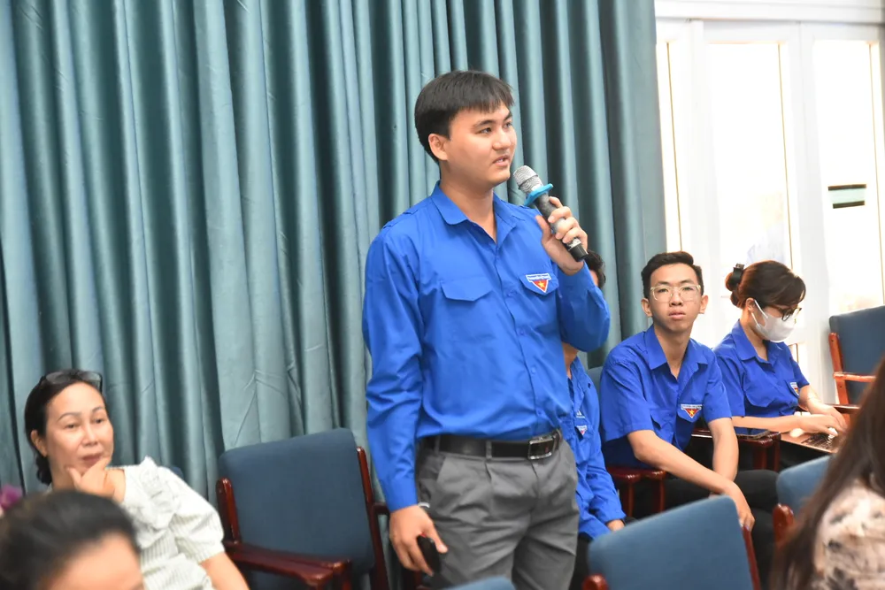 Cán bộ, công chức trẻ huyện Nhà Bè nêu ý kiến tại diễn đàn