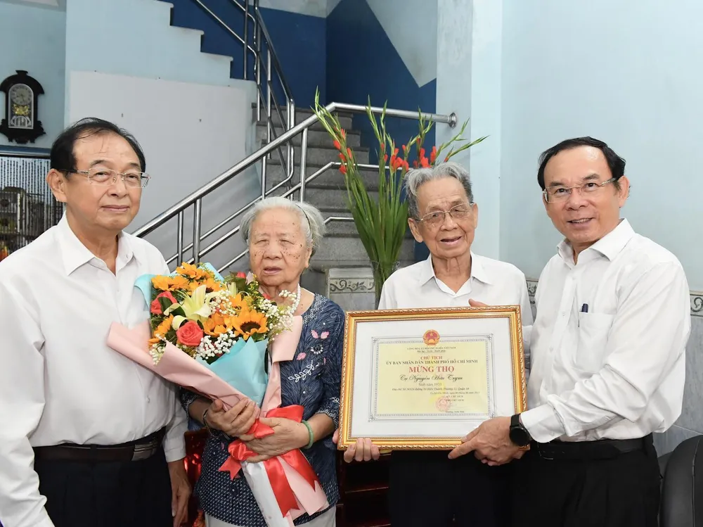 Bí thư Thành ủy TPHCM Nguyễn Văn Nên thăm, chúc mừng thọ 90 tuổi cụ Nguyễn Hữu Trym. Ảnh: VIỆT DŨNG Bí thư Thành ủy TPHCM Nguyễn Văn Nên thăm, chúc mừng thọ 90 tuổi cụ Nguyễn Hữu Trym. Ảnh: VIỆT DŨNG