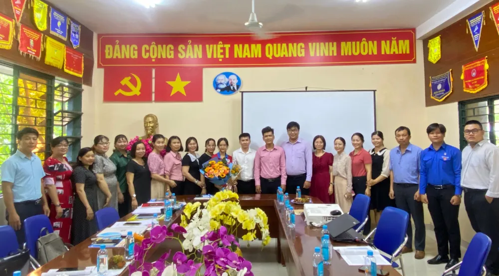 Các đảng viên thuộc Chi bộ Trường THPT Long Trường chúc mừng đảng viên trẻ Cao Ngọc Kim Ngân