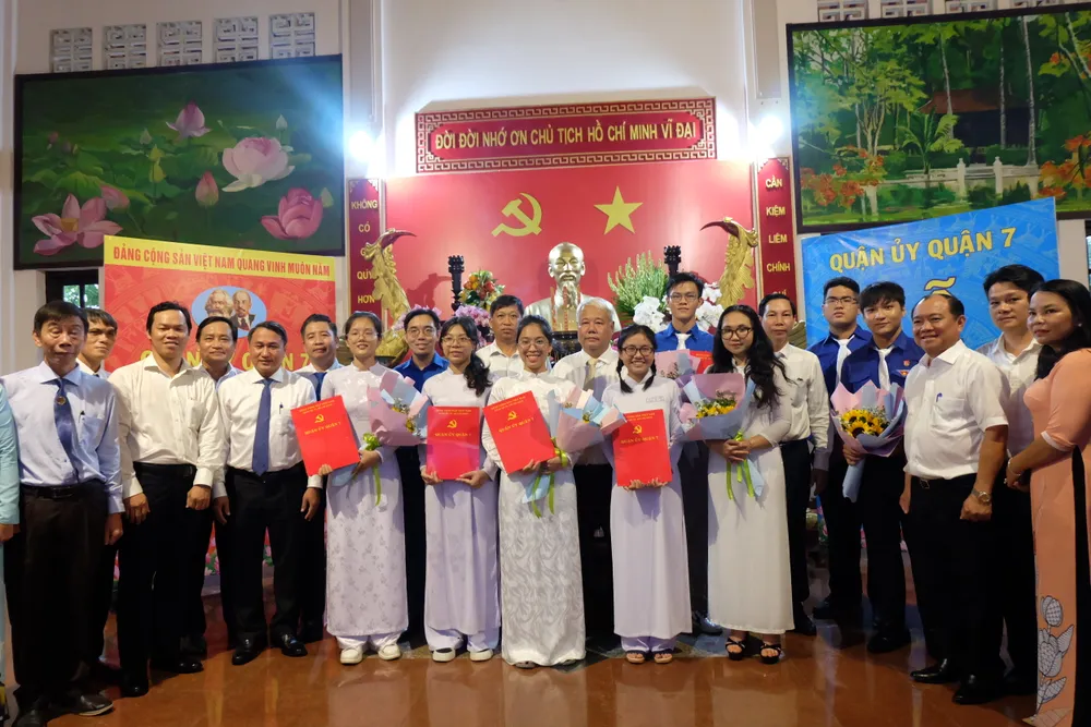 Lãnh đạo quận 7 chúc mừng các đảng viên mới vừa được kết nạp