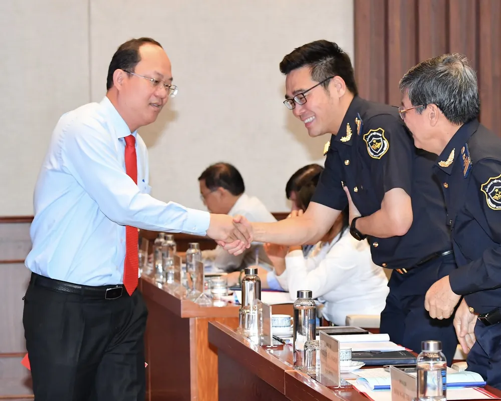 Phó Bí thư Thành ủy TPHCM Nguyễn Hồ Hải trao đổi với các đại biểu tham dự hội nghị. Ảnh: VIỆT DŨNG