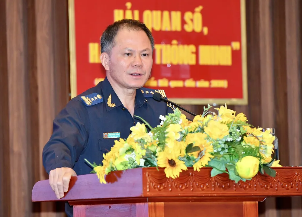 Đồng chí Đinh Ngọc Thắng, Bí thư Đảng ủy, Cục trưởng Cục Hải quan TPHCM phát biểu tiếp thu chỉ đạo của đồng chí Phó Bí thư Thành ủy TPHCM. Ảnh: VIỆT DŨNG