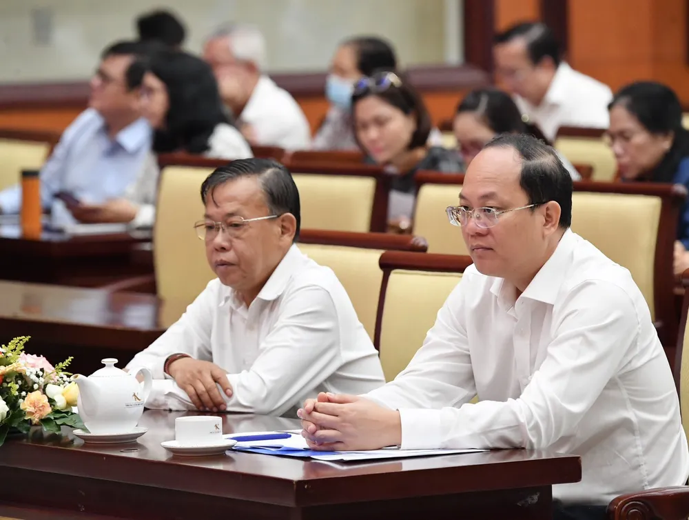 Lãnh đạo Thành ủy TPHCM tham dự hội nghị tại điểm cầu TPHCM. Ảnh: VIỆT DŨNG