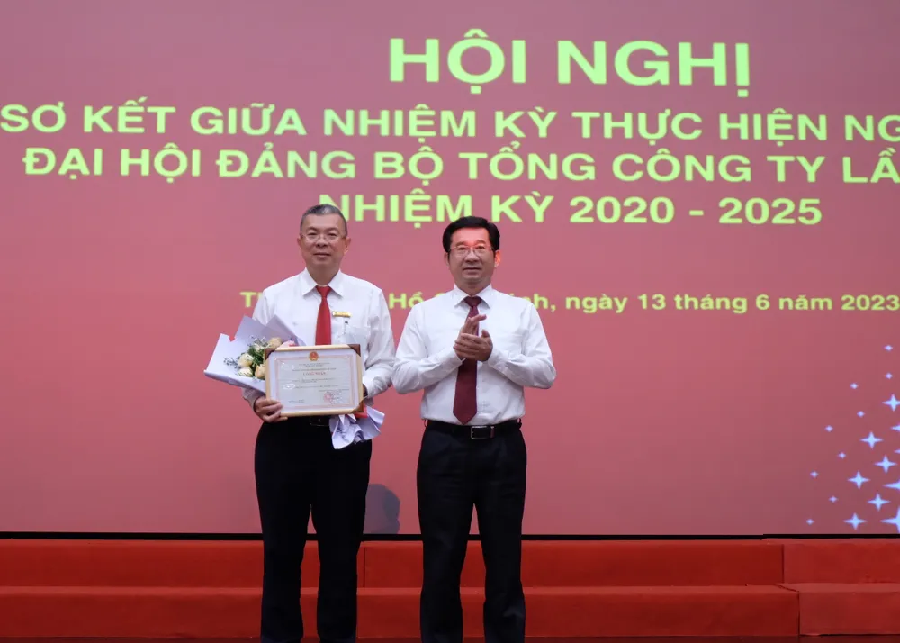 Chủ nhiệm Ủy ban Kiểm tra Thành ủy TPHCM trao công nhận đạt tiêu chuẩn “An toàn về an ninh, trật tự” năm 2022 của UBND TPHCM cho Tổng Công ty Điện lực TPHCM