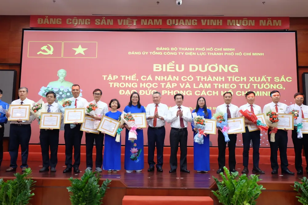 Các tập thể được tuyên dương có thành tích xuất sắc trong học tập và làm theo Bác