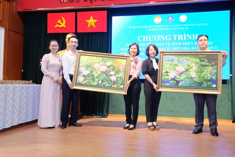 Tranh Nano Airpurity khử mùi, kháng khuẩn, thanh lọc không khí được do Công ty CP Tập đoàn Mai Hoa trao tặng Tranh Nano Airpurity khử mùi, kháng khuẩn, thanh lọc không khí được do Công ty CP Tập đoàn Mai Hoa trao tặng