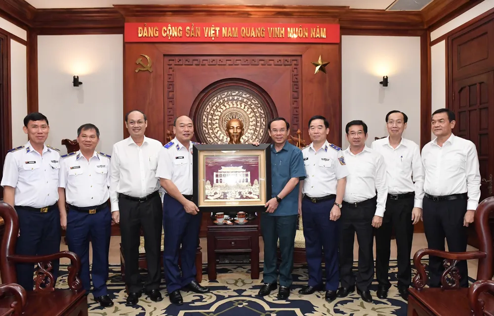 Bí thư Thành ủy TPHCM Nguyễn Văn Nên cùng các đồng chí trong Ban Thường vụ Thành ủy TPHCM tặng tranh lưu niệm đến Ban Thường vụ Đảng ủy Cảnh sát biển Việt Nam. Ảnh: VIỆT DŨNG