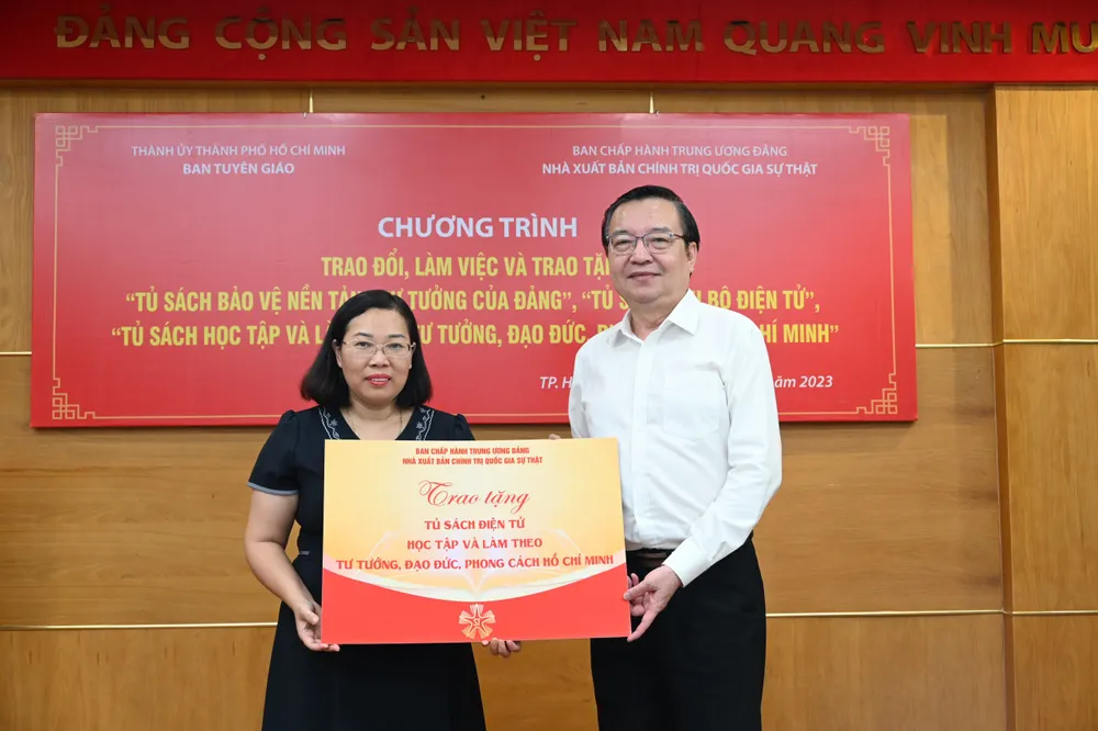 NXB Chính trị Quốc gia Sự thật tặng 3 tủ sách điện tử đến Ban Tuyên giáo Thành ủy TPHCM