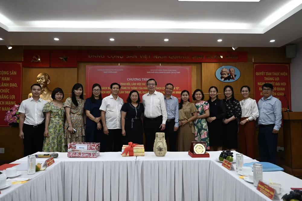 Các đại biểu chụp hình lưu niệm tại buổi lễ