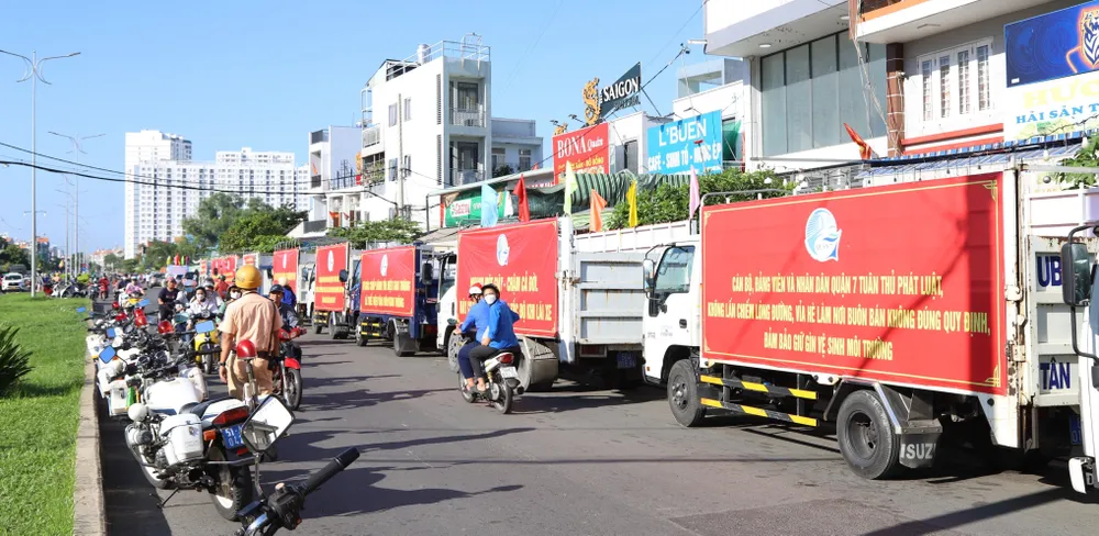 Xe diễu hành tuyên truyền về trật tự đô thị, an toàn giao thông