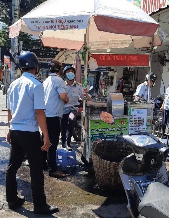 Lực lượng chức năng tuyên truyền, nhắc nhở, xử lý các trường hợp vi phạm trật tự đô thị