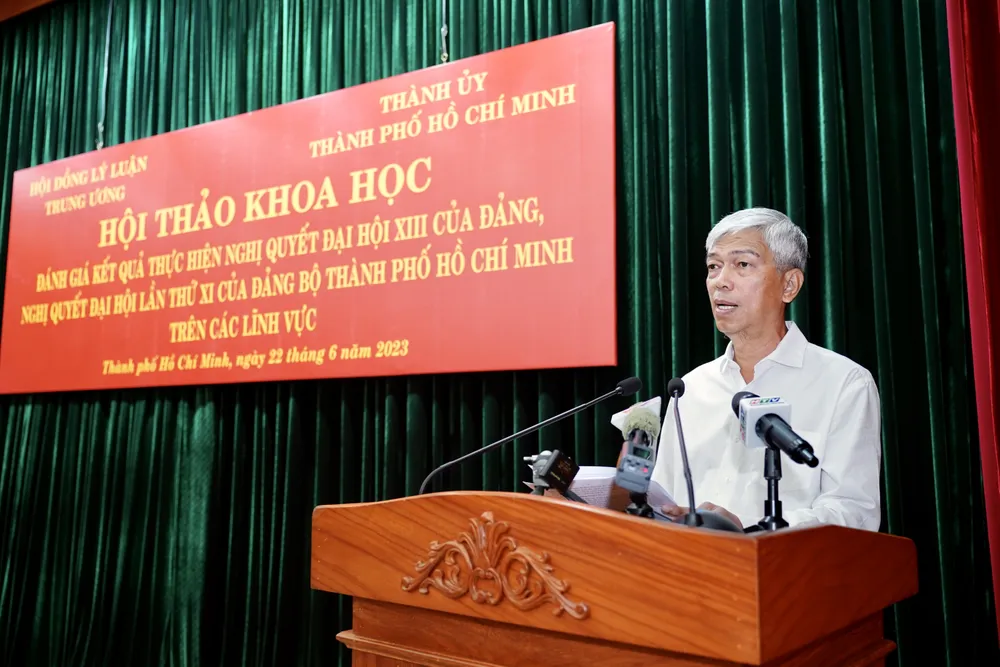 Phó Chủ tịch UBND TPHCM Võ Văn Hoan báo cáo tham luận tại hội thảo. Ảnh: HOÀNG HÙNG