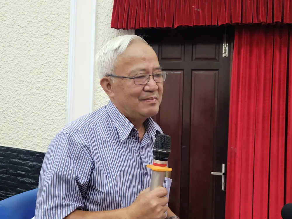 Cử tri nêu ý kiến trước ĐBQH và ĐB HĐND TPHCM