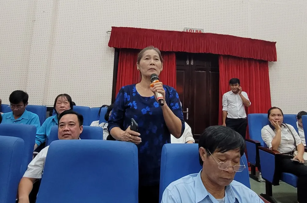 Cử tri phát biểu tại hội nghị tiếp xúc