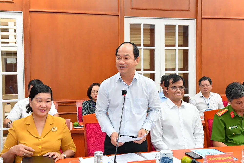 Chủ tịch UBND quận 1 Lê Đức Thanh báo cáo tại hội nghị. Ảnh: VIỆT DŨNG Chủ tịch UBND quận 1 Lê Đức Thanh báo cáo tại hội nghị. Ảnh: VIỆT DŨNG