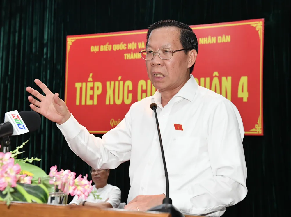 Chủ tịch UBND TPHCM Phan Văn Mãi thông tin đến cử tri quận 4 về kế hoạch triển khai thực hiện Nghị quyết 98 của TPHCM. Ảnh: VIỆT DŨNG
