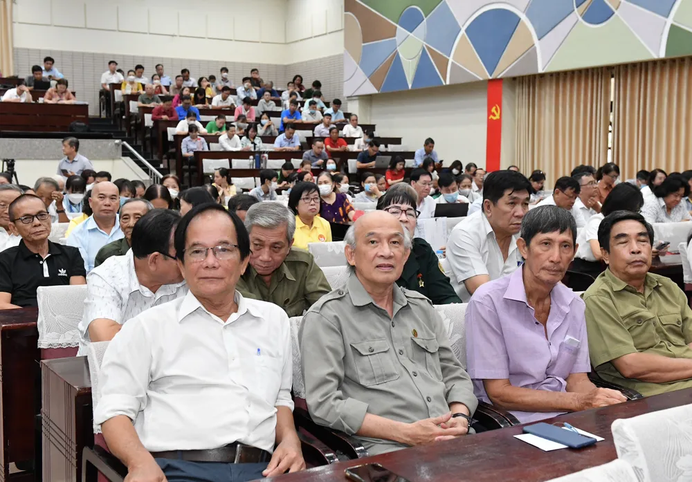 Đông đảo cử tri quận 4 tham gia buổi tiếp xúc với ĐBQH và ĐB HĐND TPHCM. Ảnh: VIỆT DŨNG